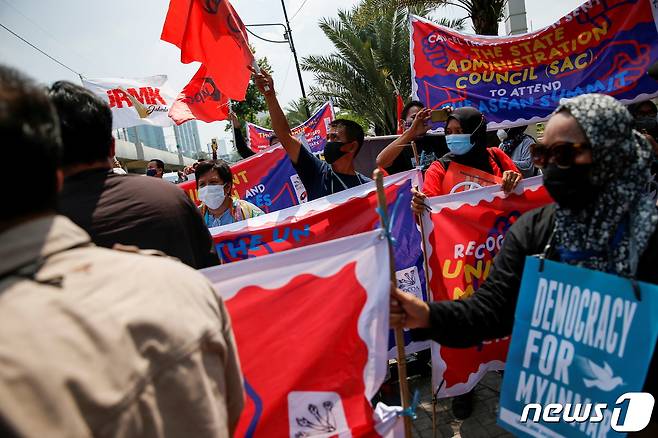 인도네시아 자카르타에서 미얀마 사태와 관련한 아세안 정상회의가 개최되는 2021년 4월 24일 아세안 사무국 건물 인근에서 미얀마의 민주주의를 지지하는 시위대가 현수막을 들고 시위하는 모습. © 로이터=뉴스1