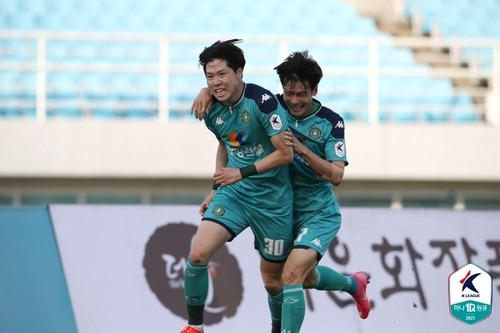 데뷔골을 터트린 안산 심재민(왼쪽)과 그의 골을 도운 아스나위. [한국프로축구연맹 제공]