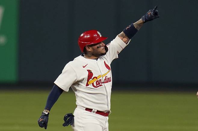 St. Louis Cardinals' Yadier Molina celebrates after hitting an RBI double during the third inning of a baseball game against the Cincinnati Reds Friday, April 23, 2021, in St. Louis. (AP Photo/Jeff Roberson)







<All rights reserved by Yonhap News Agency>