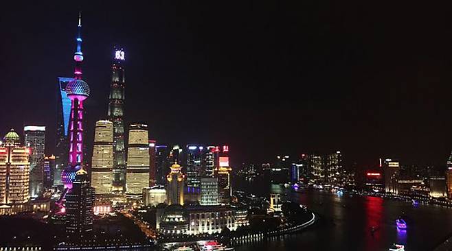 상하이의 야경. 왼쪽이 동방명주탑과 금융센터 등 현대식 고층빌딩 밀집해 있는 푸둥 신구이고 강 건너편인 오른쪽이 식민지 시대 서양식 건물들이 즐비한 와이탄 지구다. /사진=송경은 기자