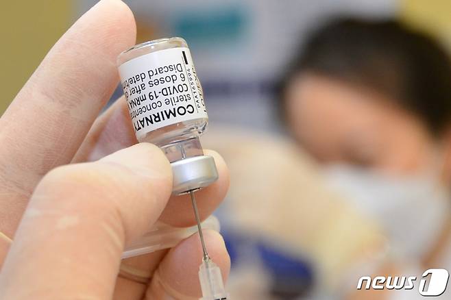 이달 15일 경북 경주시 실내체육관에서 지역 75세 노인 등을 대상으로 진행된 코로나19 화이자 백신 접종을 앞두고 의료진이 주사기에 백신을 소분 조제하고 있다. /뉴스1