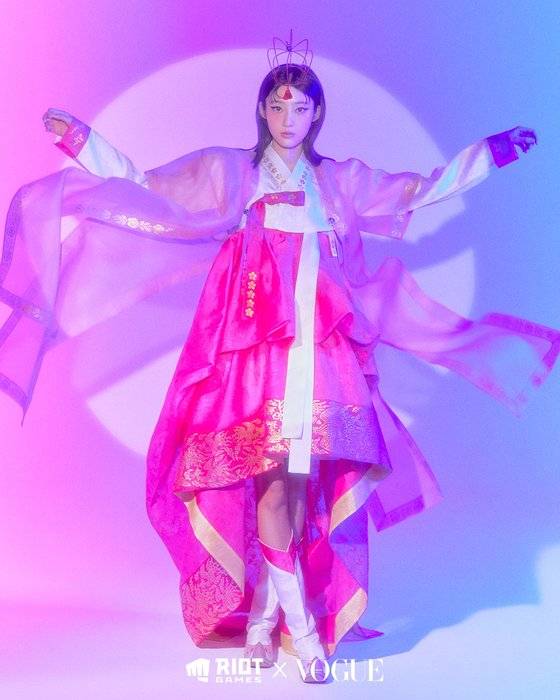 라이엇게임즈가 게임 리그오브레전드 내 아리 캐릭터 한복을 실물 한복으로 재현한 모습 /사진=라이엇게임즈