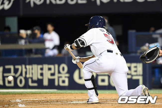 [OSEN=이대선 기자] 23일 서울 잠실야구장에서 열린 ‘2021 신한은행 SOL KBO 리그’ 두산 베어스와 NC 다이노스 경기, 8회말 무사 1루에서 두산 김재호가 희생번트를 성공시키고 있다. /sunday@osen.co.kr