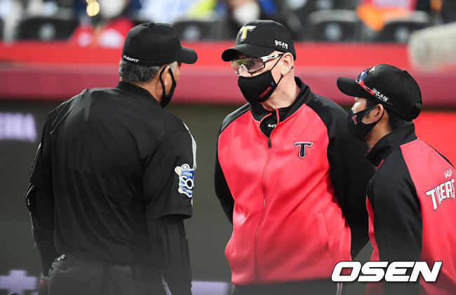 [OSEN=광주,박준형 기자] 24일 광주기아챔피언스필드에서 '2021 신한은행 SOL KBO 리그' KIA 타이거즈와 삼성 라이온즈의 경기가 진행됐다.6회초 이닝종료 후 김병주 구심이 비디오판독에 항의한 곽정철 코치 향한 구두 경고를 윌리엄스 감독에게 전달하고 있다. / soul1014@osen.co.kr