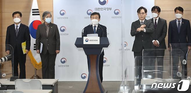 권덕철 백신도입 TF팀장(보건복지부 장관)이 24일 오후 서울 중구 종로구 정부서울청사에서 긴급 브리핑을 갖고 코로나19 백신 추가 도입 계약 관련 내용을 발표하고 있다. 2021.4.24/뉴스1 © News1 임세영 기자