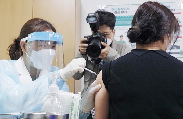 아스트라제네카(AZ) 코로나19 백신 접종이 재개된 12일 오후 서울 중랑구 보건소에서 의료진이 AZ 백신 접종을 하고 있다. /연합뉴스