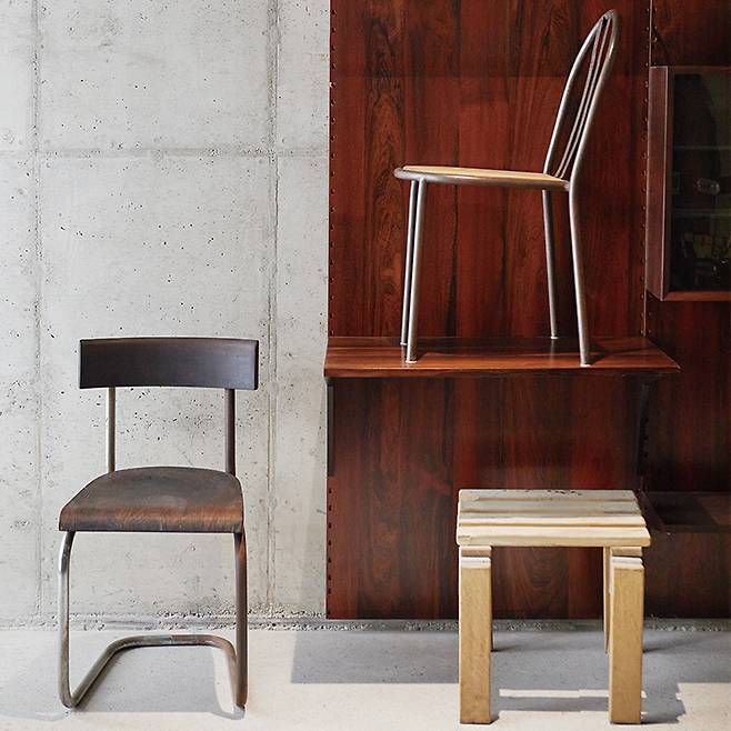 다양한 시대의 빈티지 의자가 진열된 mk2 전경.