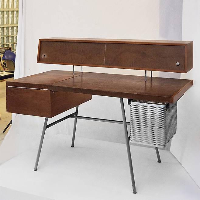 950년대 조지 넬슨이 디자인한 오피스 데스크.
