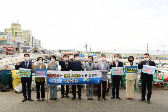 전국시장군수구청장협의회가 지난 24일 부산 미포항에서 '일본정부는 원전 오염수 방류 철회하고, 국제검증 수용하라'라는 성명을 발표하고 있다. 전국시장군수구청장협의회 제공