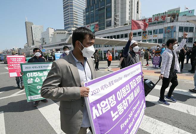 이주노동자들이 25일 오후 서울 청계천 버들다리(전태일 다리) 인근에서 사업장 이동 자유 보장 등을 요구하며 행진을 펼치고 있다. 이종근 선임기자