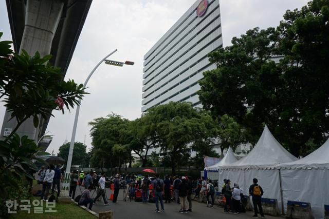 24일 아세안 특별 정상회의가 열린 인도네시아 자카르타 도심 아세안 사무국 앞에 취재진이 모여 있다. 자카르타=고찬유 특파원