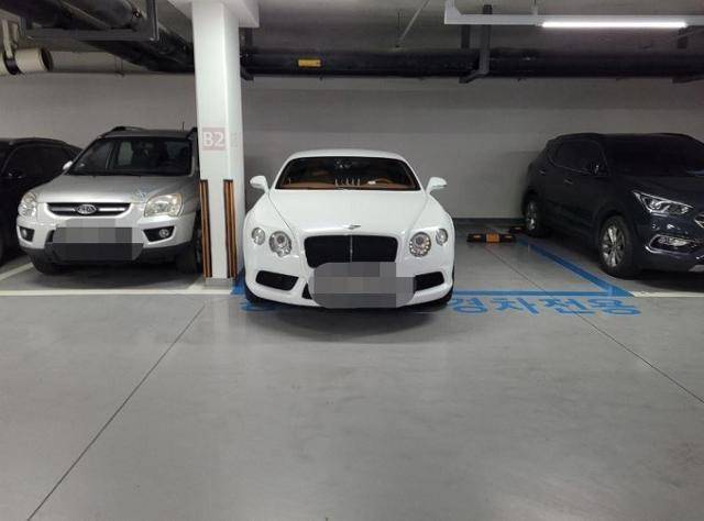 경차전용칸 2칸을 차지하며 주차한 벤틀리 차량. 보배드림 게시판 캡처