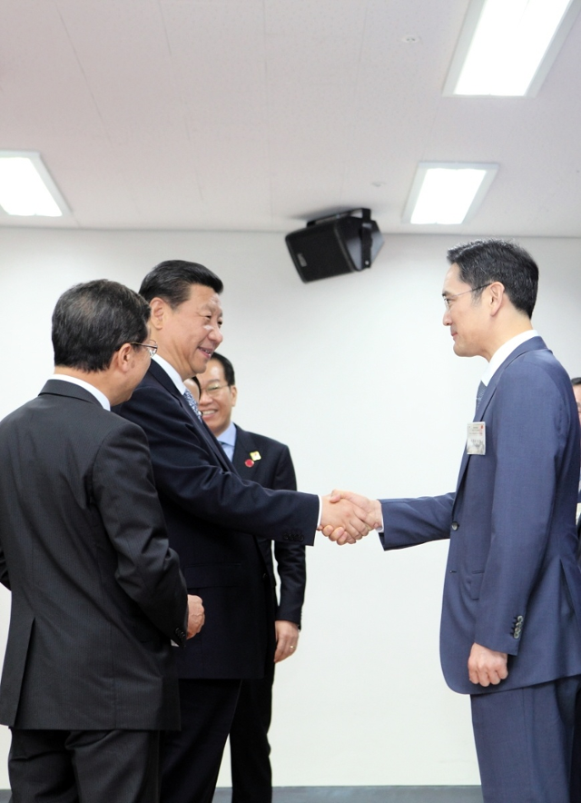 시진핑 주석(가운데)이 2014년 7월 서울대를 방문해 연설하기 전, 이재용(오른쪽) 부회장과 인사를 나누고 있다. 왼쪽은 필자.