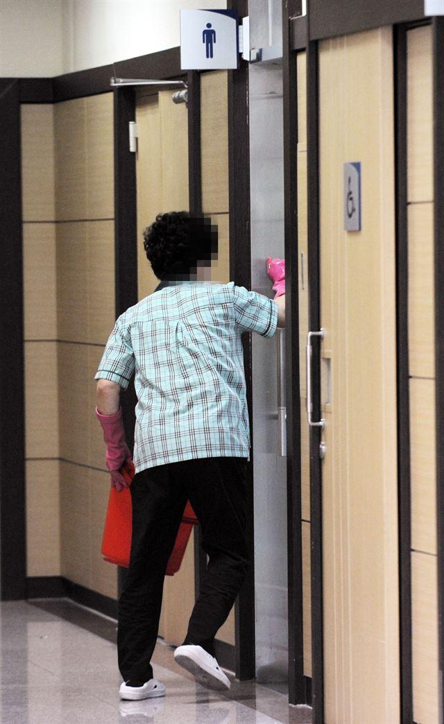한 대학교에서 청소를 하고 있는 청소노동자. 한국일보 자료사진