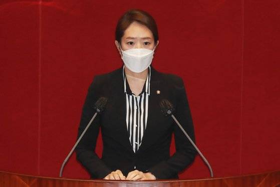 지난해 12월 1일 오후 고민정 더불어민주당 의원이 서울 여의도 국회에서 열린 본회의에서 법률안 제안 설명을 하고 있다. 오종택 기자