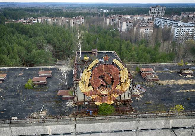 우크라이나 체르노빌 원자력 발전소 근처 ‘유령 마을’ 프리피야트에 지난 15일 녹슨 채 방치된 구소련의 상징물이 보인다. AP연합뉴스
