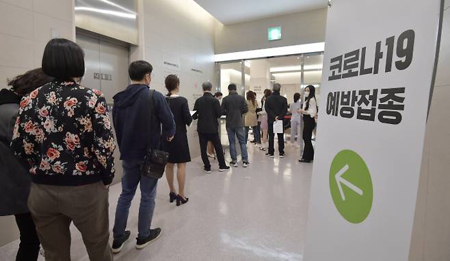 항공업계 종사자 대상 코로나19 백신 접종이 시작된 지난 19일 서울 강서구 부민병원에 접종 대상자들이 줄지어 서 있다. 공항사진기자단