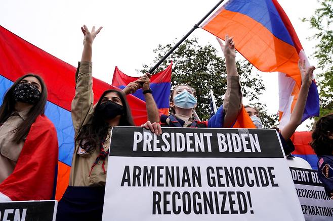터키의 전신인 오스만제국의 아르메니아인 대학살을 집단학살로 규정한 조 바이든 미국 대통령의 결정을 환영하는 시민들이 24일(현지시간) 워싱턴의 주미 터키대사관 앞에서 시위를 하고 있다.   워싱턴 | 로이터연합뉴스