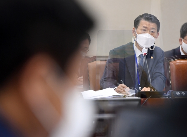 은성수 금융위원장이 22일 서울 여의도 국회에서 열린 정무위원회 전체회의에서 의원 질의에 답하고 있다. 뉴시스