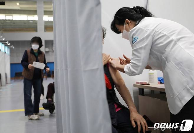 75세 이상 어르신들에 대한 코로나19 화이자 백신 접종이 시작된 지난 15일 오전 서울의 한 예방접종센터에서 한 어르신이 백신을 접종 받고 있다./사진제공=뉴스1