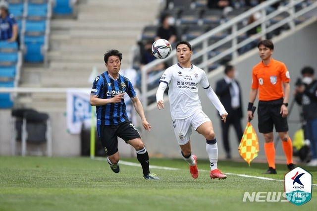 [서울=뉴시스] 울산 현대 이동준이 인천 유나이티드 수비수 강윤구와 경합하고 있다. (사진=프로축구연맹 제공)