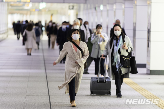 [도쿄=AP/뉴시스] 일본 수도 도쿄에서 23일 코로나19 예방을 위해 마스크를쓴 시민들이 지하철역으로 바쁘게 발걸음을 옮기고 있다. 2021.04.23