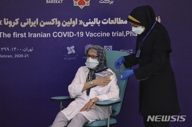 [테헤란=AP/뉴시스]이란 테헤란 에람 그랜드 호텔에서 자원자가 이란 자체 생산 코로나19 백신 '코비란'을 접종하는 모습. 2021.04.25.
