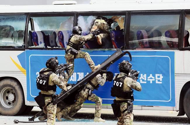 2019년 6월 4일 광주 서구 염주체육관에서 대테러 훈련 중인 특전사 제707특수임무단. [박영철 동아일보 기자]