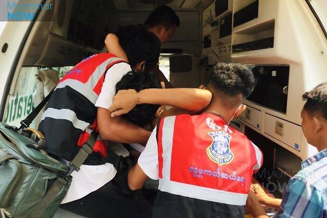 구조대원들이 24일 마하 아웅미아이에서 총상을 입은 청년을 구급차에 싣고 있다. [미얀마 나우 사이트 캡처. 재판매 및 DB 금지]