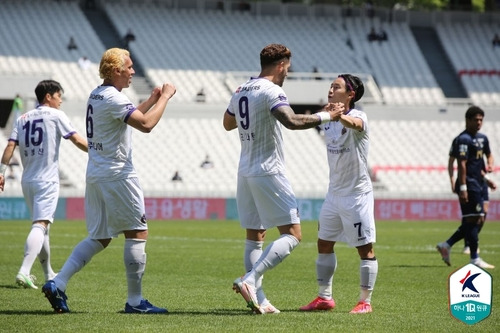 골세리머니를 펼치는 FC안양의 심동운(맨오른쪽)과 조나탄(가운데) [한국프로축구연맹 제공, 재판매 및 DB 금지]