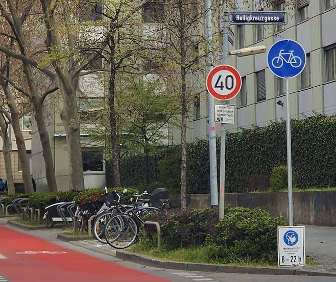 프랑크푸르트 시내에 새롭게 생긴 제한속도 40km/h 구간 / 사진=이완