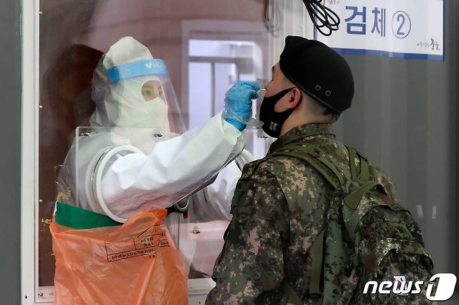 코로나19 진단 검사를 받고 있는 군 장병. 2021.2.24/뉴스1 © News1 민경석 기자