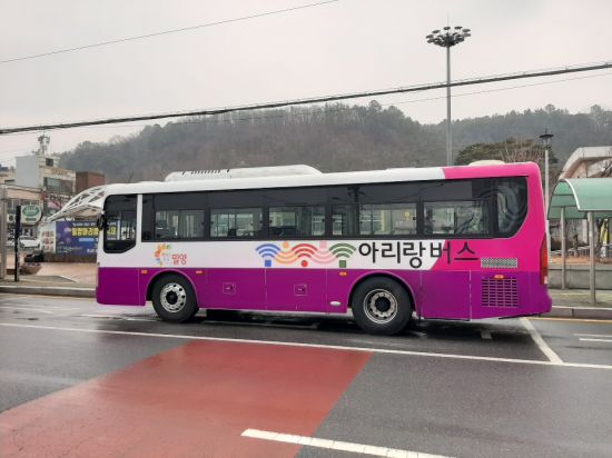 경남 밀양시 아리랑 버스가 시민과 관광객들을 지역 내 관광명소를 편리하게 갈 수 있도록 교통 편의를 제공하고 있다.[이미지출처=밀양시]