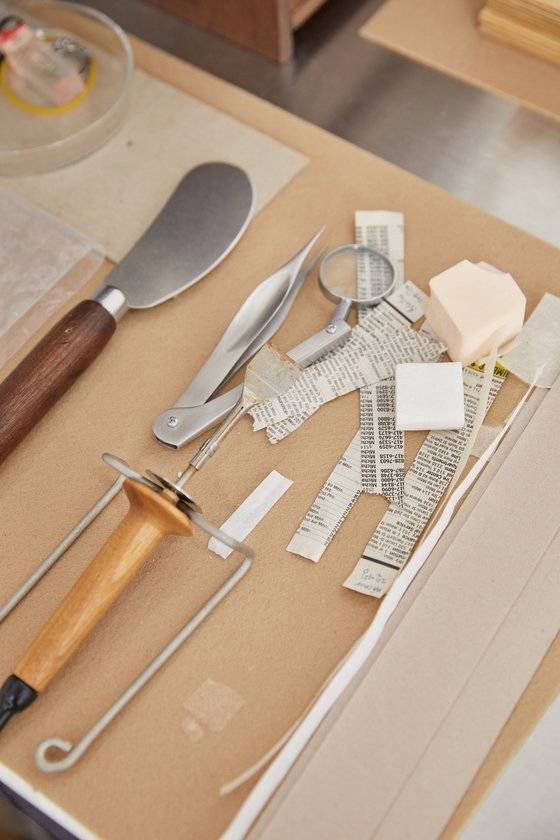 재영책수선 작업실에서 책을 수선할 때 사용하는 도구들과 수선 중에 나온 흔적들을 살펴봤다.