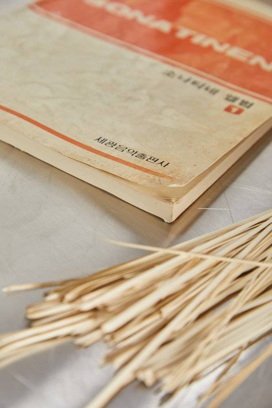 배면이 낡은 악보집을 전동 제단기에 넣고 단면을 잘라냈더니 순식간에 배면이 깨끗해졌다.