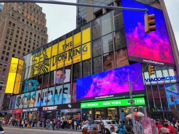24일(현지시간) 미국 뉴욕 타임스퀘어 앞 라인프렌즈 매장 앞엔 쇼핑 대기 줄이 길었다. 뉴욕=조재길 특파원