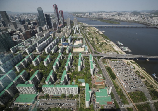 When Will the Real Estate Market Be Stable? The view of apartment complexes in Yeouido, subject to government restrictions on land transactions, seen from the 63 Sky Art Observatory in Seoul on April 25. Yonhap News