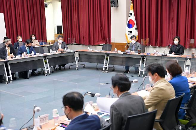 부산미래혁신위원회가 지난 20일 부산시청에서 문화관광마이스 분야 전문가들을 초청, 정책 제안을 듣고 있다.  부산시 제공