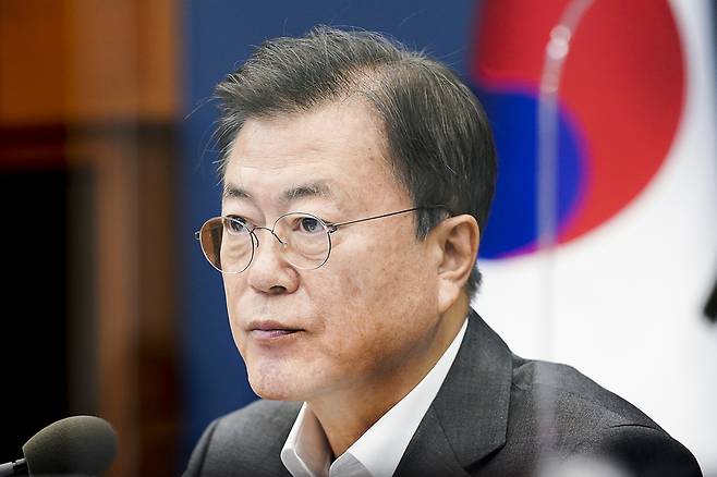 President Moon Jae-in attends a weekly meeting with presidential secretaries at Cheong Wa Dae on Monday. (Cheong Wa Dae)