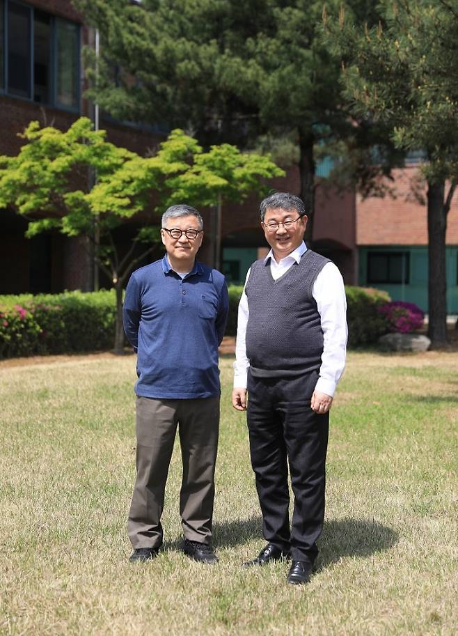 김명호 교수(사진 오른쪽), 최선웅 교수(사진 왼쪽)