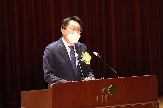 26일 경남 진주 한국토지주택공사(LH) 본사에서 김현준 LH 사장이 취임사를 하는 모습. [LH 제공]