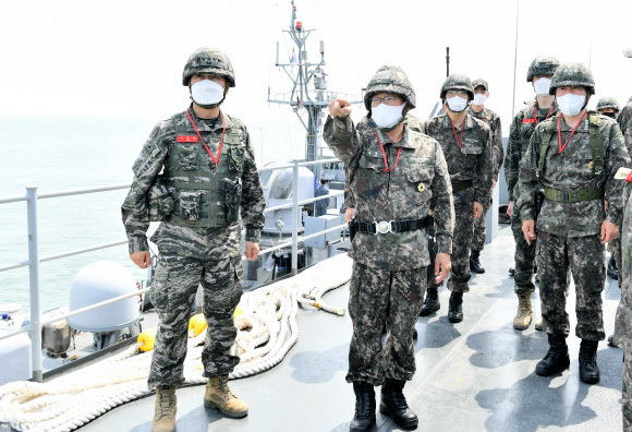 부석종 해군 참모총장이 26일 인천시 중구 연평도 지역 해군·해병대 부대를 방문해 코로나19 방역태세를 점검하고 있다. 뉴스1