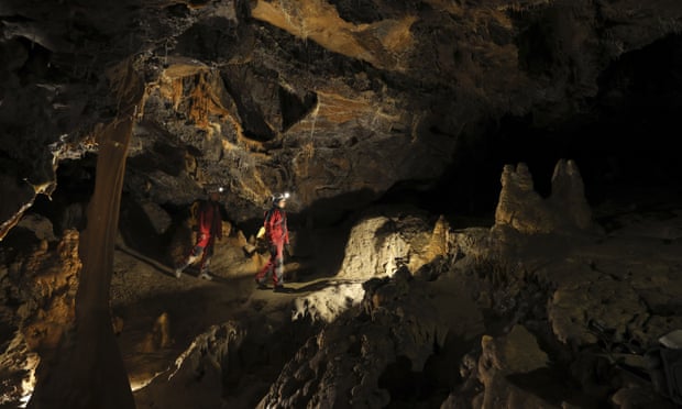 외부와의 접촉을 완전히 차단한 채 동굴에서 ‘셀프 감금’ 생활을 한 실험참가자들.