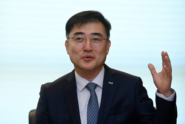 20일 서울 여의도 한국거래소에서 손병두 이사장이 본지와 인터뷰를 갖고 있다./성형주기자 2021.04.20