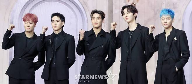 그룹 뉴이스트(JR, 아론, 백호, 민현, 렌)가 19일 오후 서울 광진구 광장동 예스24 라이브홀에서 진행된 정규 2집 'Romanticize'(로맨티사이즈) 발매 기념 쇼케이스에서 포즈를 취하고 있다.  뉴이스트의 이번 앨 타이틀곡 'INSIDE OUT'(인사이드 아웃)은 이별을 앞두고 아무렇지 않은 척했으나 자신의 본심을 깨닫고 상대에게 달려가는 모습을 그려낸 칠 하우스(Chill House) 장르의 곡으로, 한마디로 정의할 수 없는 복합적인 감정의 이동을 섬세한 가사로 표현했다. 2021.04.19 /사진=김창현 기자 chmt@