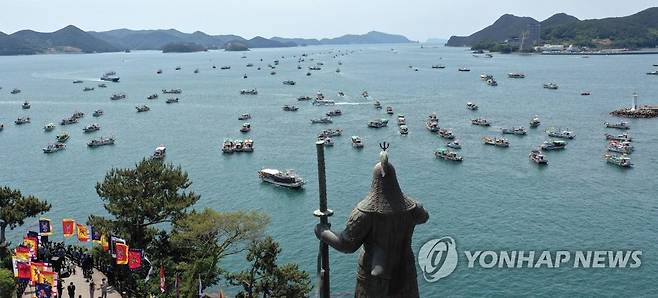 이순신 장군 앞 해상시위…생즉사 사즉생 각오 (통영=연합뉴스) 김동민 기자 = 통영지역 어업인이 26일 경남 통영시 정량동 이순신공원 앞 해상에서 '후쿠시마 원전 오염수 방류 규탄 통영대회'를 열고 일본 정부를 규탄하고 있다. 2021.4.26 image@yna.co.kr