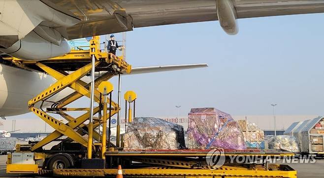 한국코러스, 러 스푸트니크V 백신 밸리데이션 생산분 출항 (서울=연합뉴스) 한국코러스가 국내 위탁생산을 맡은 러시아 신종 코로나바이러스 감염증(코로나19) 스푸트니크 V 백신의 유효성을 검증하는 '밸리데이션'을 위한 배치(batch·생산분)를 러시아로 출항시켰다고 21일 밝혔다.      사진은 지난 20일 대한항공 화물기에 선적되고 있는 스푸트니크 V 백신 물량. 2021.4.21       [한국코러스 제공. 재판매 및 DB 금지] photo@yna.co.kr