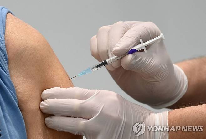 독일 뉘른베르크에서 백신접종 받는 환자[AFP=연합뉴스]