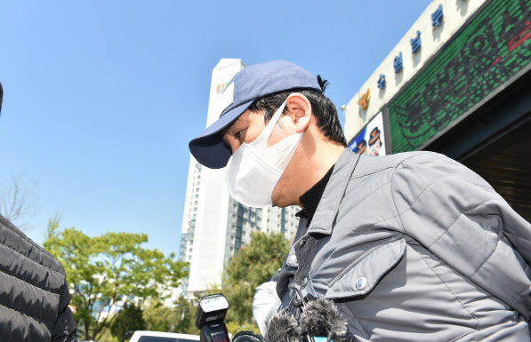 김봉현 전 스타모빌리티 회장이 구속 전 피의자 심문(영장실질심사)을 받고자 지난해 4월 경기 수원남부경찰서 유치장에서 나오고 있다. (사진=뉴시스)
