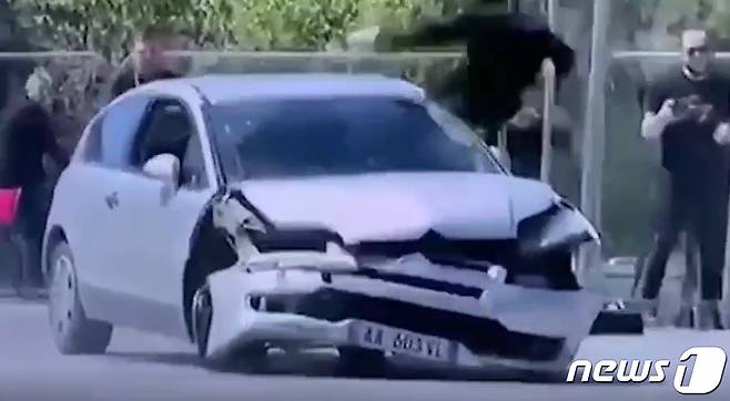 알바니아 수도 티라나의 한 광장에서 지난 25일(현지시간) 폭주하는 차량을 진압하는 슈퍼 영웅 클로디안 엘케니.? 뉴스1